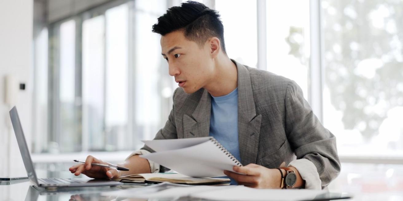 Estudiantes participando en discusión financiera estructurada