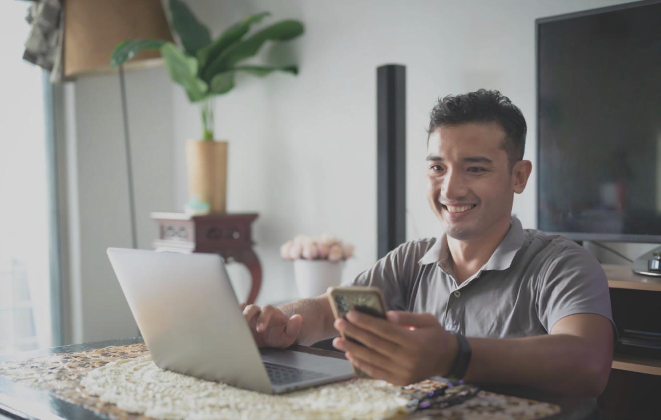 Estudiantes analizando documentos financieros durante sesión práctica de presupuestos